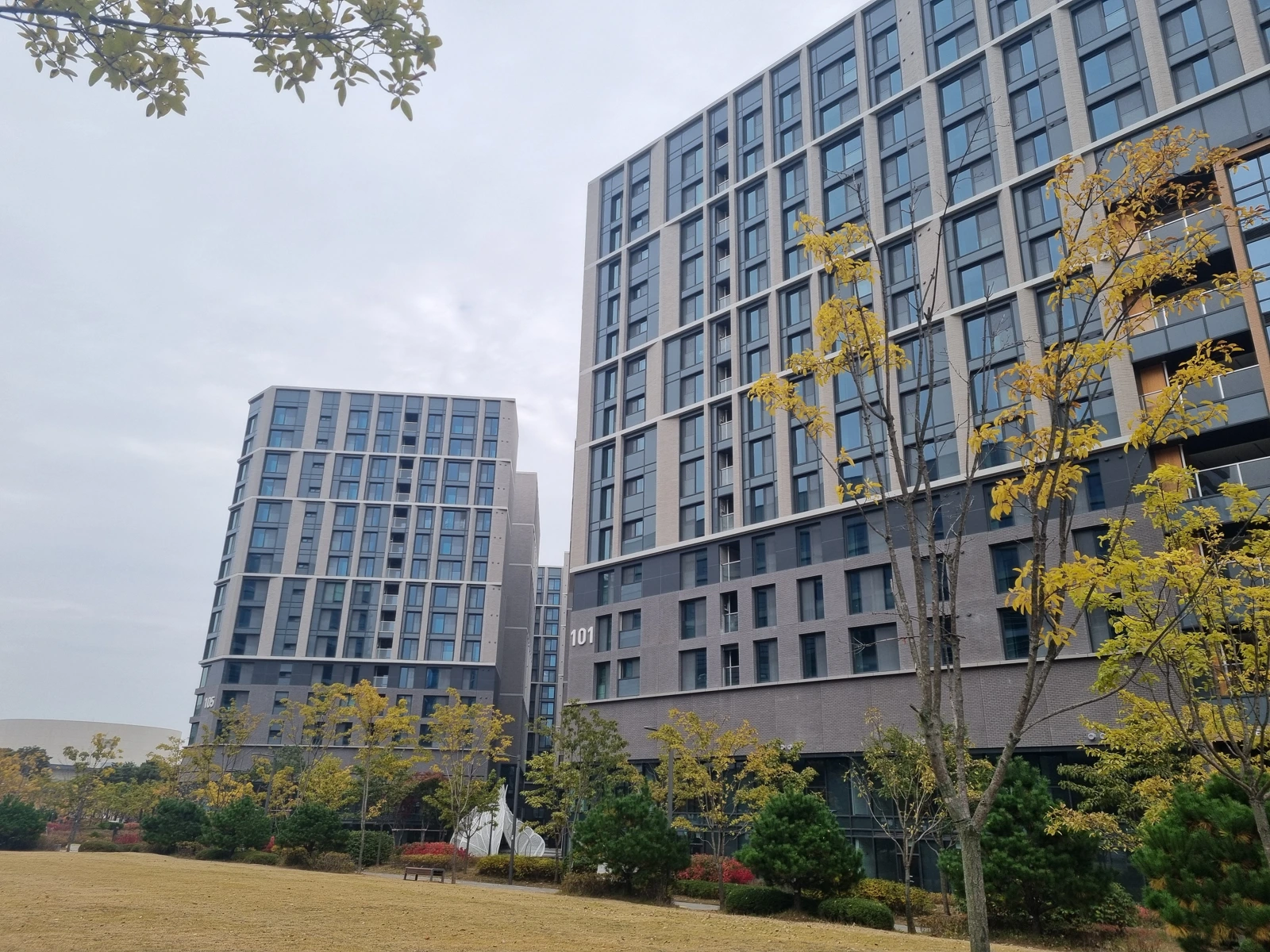 건물 외관과 산책 공간